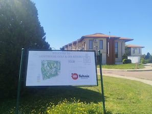 En välkomstskylt för Lighthouse Golf & Spa Resort, med en karta och en lista över tillgängliga faciliteter.