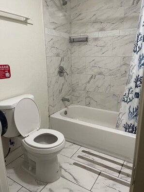 Bathtub, free toiletries, hair dryer, towels - La Rosa Motel (Los Angeles)