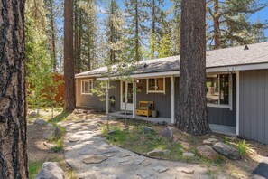 Exterior - Truckee Retreat Hot Tub And Yard (Truckee)