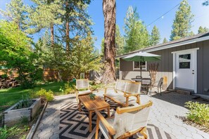 Outdoor dining - Truckee Retreat Hot Tub And Yard (Truckee)