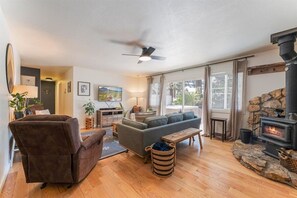TV, fireplace - Truckee Retreat Hot Tub And Yard (Truckee)