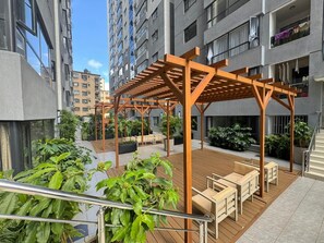 Terrace/patio - Nairobi City Views Elegant 1 bedroom Apartment with Gym & Swimming Pool (Nairobi)