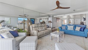 Ein modernes Wohnzimmer mit einer Couch, einem Sessel und einem blauen Sofa.