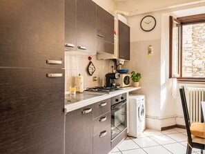 Kühlschrank, Mikrowelle, Ofen, Kochgeschirr/Geschirr/Besteck