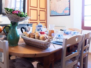 Dining - Castely - Provencal house, superb view and garden (Mons)