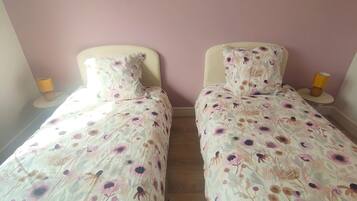 Iron/ironing board, WiFi, bed sheets