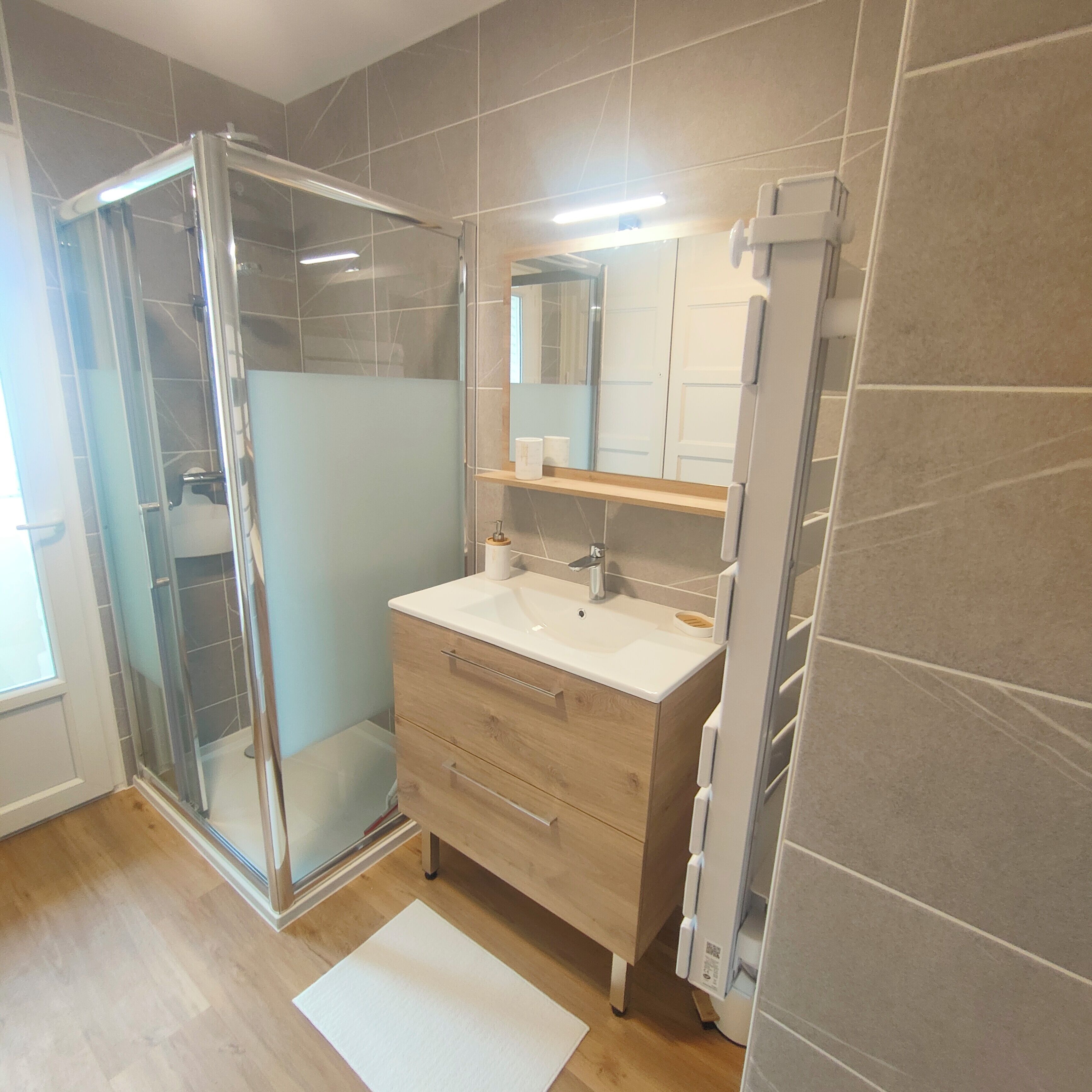 Douche, séchoir à cheveux, serviettes fournies, papier de toilette