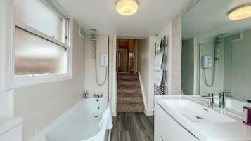 Superior Apartment | Bathroom