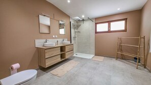 Douche, sèche-cheveux, serviettes fournies, papier toilette