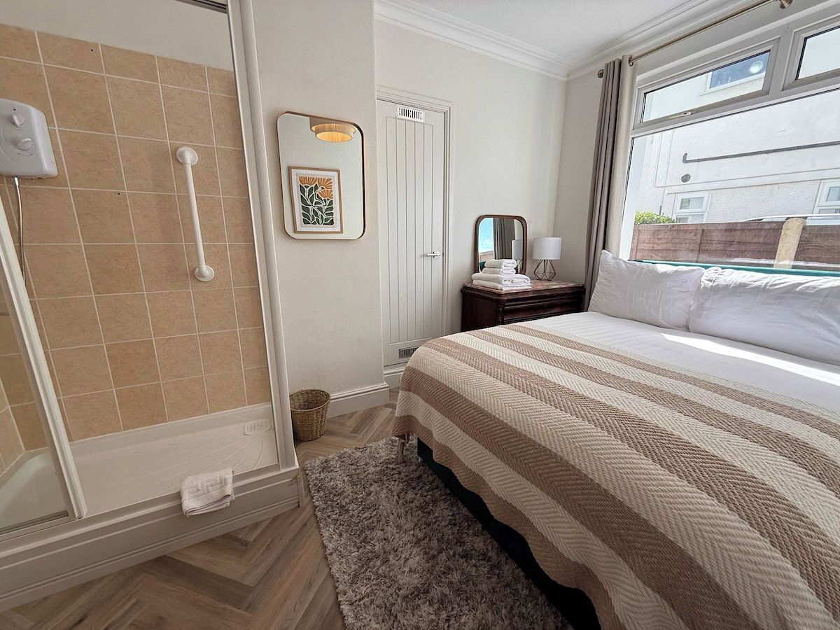 4 bedrooms, iron/ironing board, internet, bed sheets