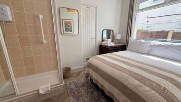 4 bedrooms, iron/ironing board, internet, bed sheets