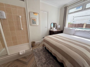 4 bedrooms, iron/ironing board, Internet, bed sheets - Seafront Family home with Ground floor bedroom (Rhos on Sea)