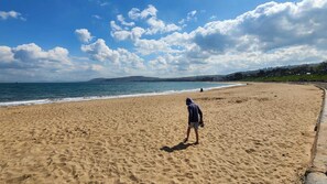 On the beach - Seafront Family home with Ground floor bedroom (Rhos on Sea)