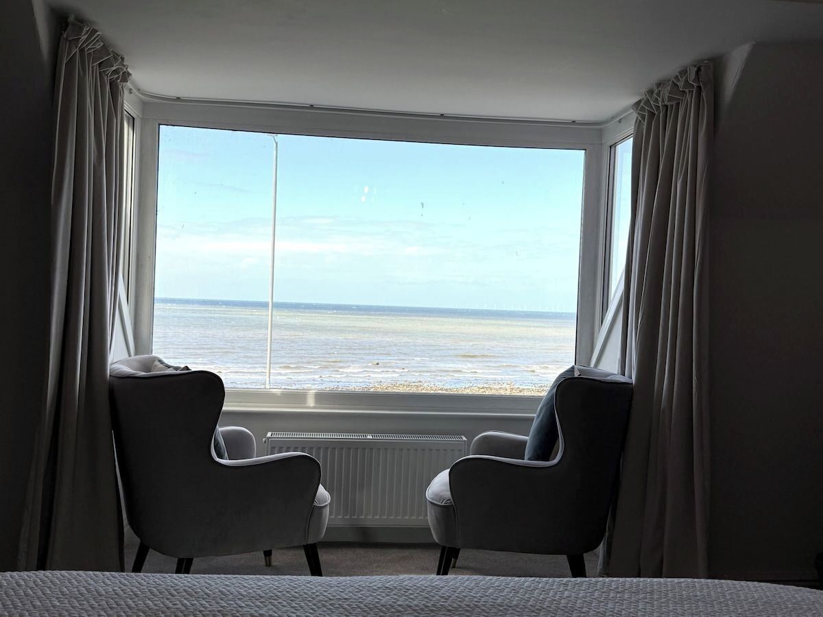 4 bedrooms, iron/ironing board, internet, bed sheets