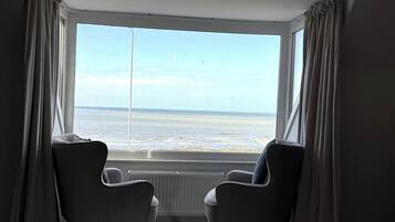 4 bedrooms, iron/ironing board, internet, bed sheets