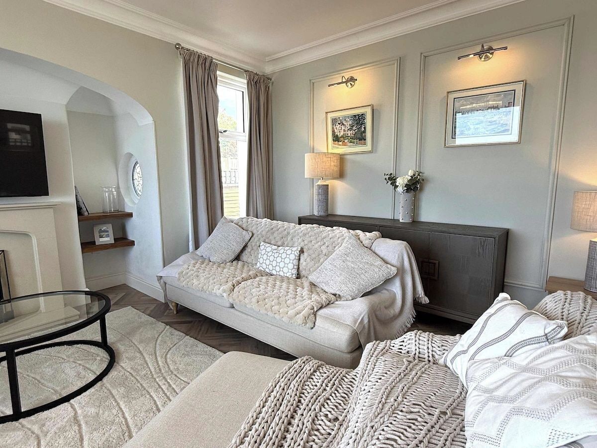 Seafront Family Home With Ground Floor Bedroom - Colwyn Bay