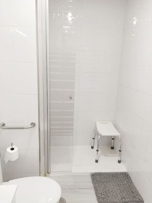 Doccia, asciugacapelli, asciugamani, sapone