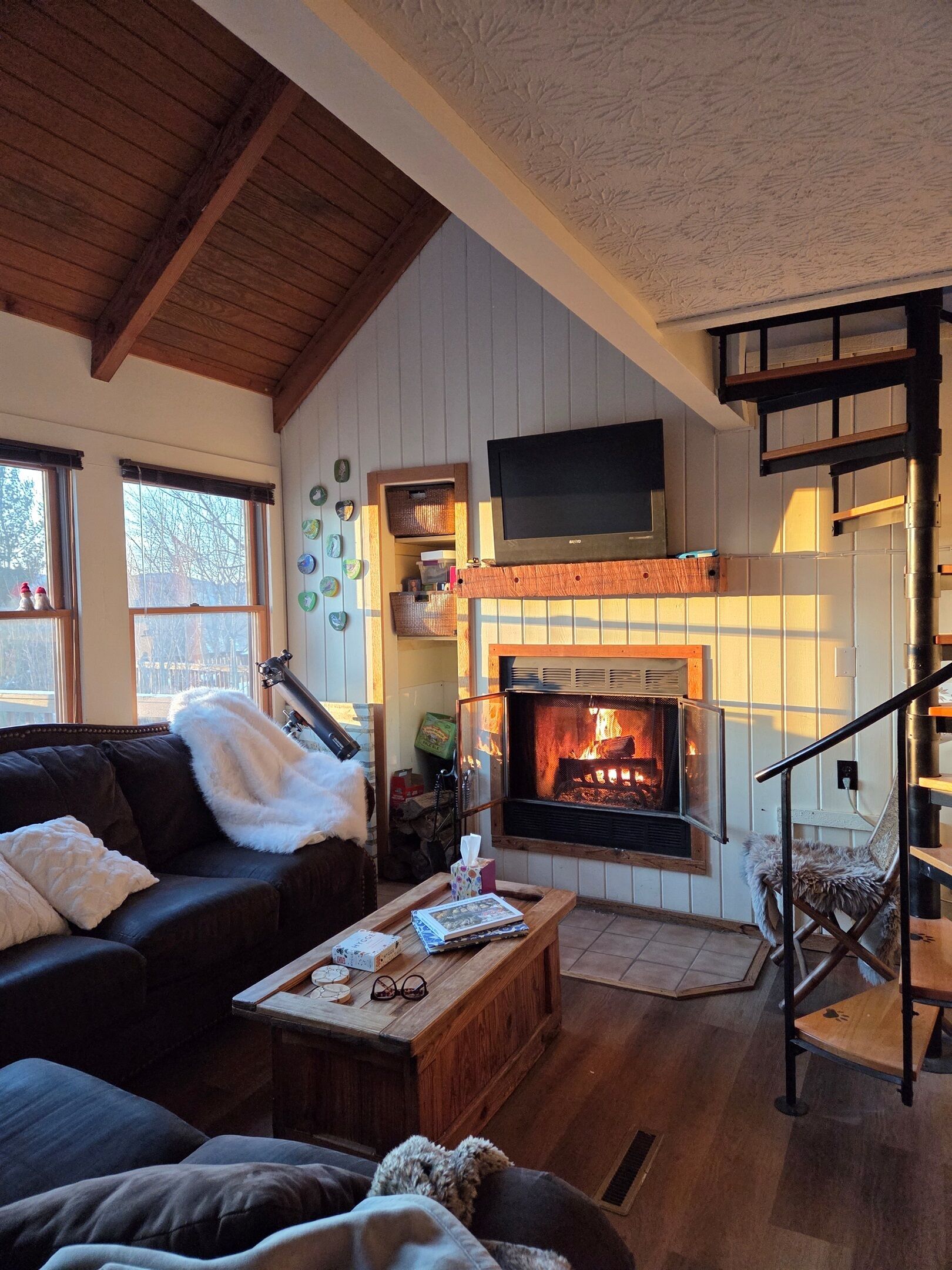 Smart TV, fireplace