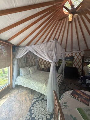 Room - “Glamping” in the mystical Painted Horse Yurt on the Legendary Shenandoah River! (Luray)