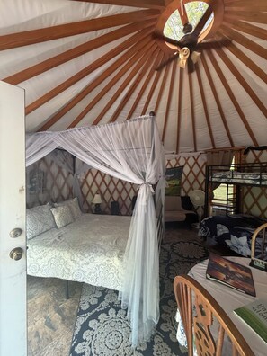 Room - “Glamping” in the mystical Painted Horse Yurt on the Legendary Shenandoah River! (Luray)