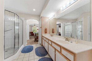 Shower, hair dryer, towels, shampoo - The Shoreline Suite 2BDR (Kimberling City)