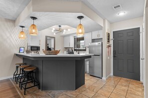 Fridge, microwave, oven, stovetop - The View on Overlook Balcony (Branson)