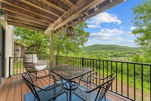 Outdoor dining - The View on Overlook Balcony (Branson)