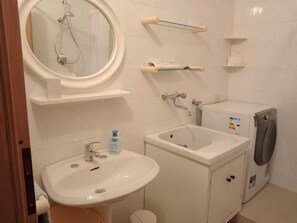 Dusche, Haartrockner, Bidet, Handtücher