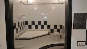 Doccia, asciugacapelli, bidet, asciugamani