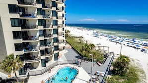 Un hôtel doté d’une piscine, d’une plage et offrant une vue sur l’océan.