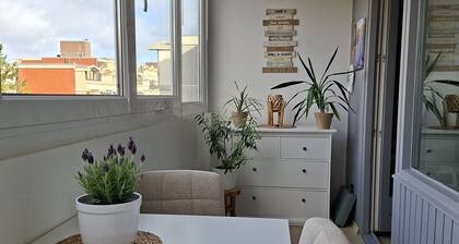 The 40 m² apartment (west side) is on the 2nd floor in the house "Schleswig". It is suitable for a maximum of 4 people, ideal for a small family.<br>In the living room of this bright and friendly apartment there is a sofa bed for 2 p...