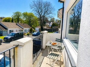 Outdoor dining - A beautifully presented holiday home in Tenby with parking (Tenby)