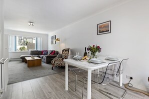 Dining - A beautifully presented holiday home in Tenby with parking (Tenby)