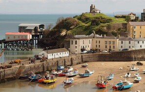 Marina - A beautifully presented holiday home in Tenby with parking (Tenby)