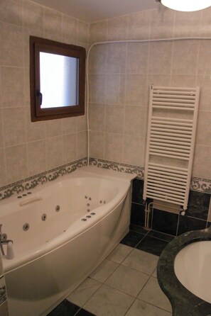 Baignoire à jets, sèche-cheveux, serviettes fournies, savon