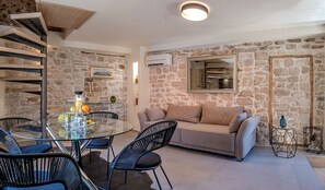 Smart TV - Suite in the heart of the town, few steps from the sea (Kaštel Stari)