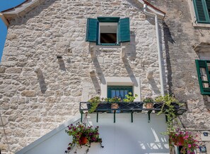 Exterior detail - Suite in the heart of the town, few steps from the sea (Kaštel Stari)