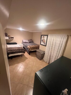 Desk, free WiFi, bed sheets - 3-bedroom 2-bath house in quiet North Arlington close to MetLife & airports (North Arlington)