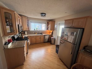 Private kitchen - 3-bedroom 2-bath house in quiet North Arlington close to MetLife & airports (North Arlington)