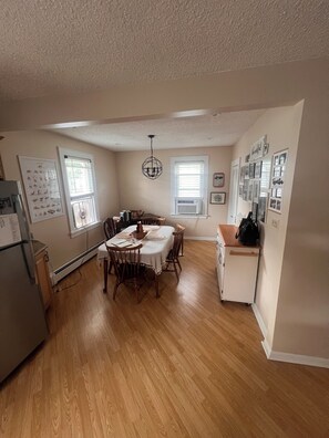 Dining - 3-bedroom 2-bath house in quiet North Arlington close to MetLife & airports (North Arlington)