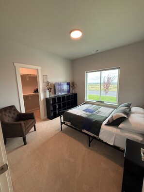 3 bedrooms, WiFi, bed sheets, wheelchair access - Welcome to Fins, Feathers & Fairways located in the Legacy Golf Course! (Othello)