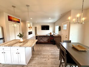 Interior - Welcome to Fins, Feathers & Fairways located in the Legacy Golf Course! (Othello)