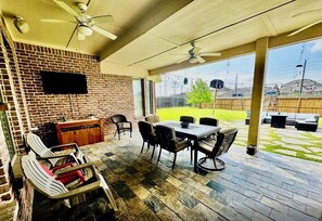 Outdoor dining - Relaxing Escape with 2 Community Pools, Work Space and Family Fun! (Richmond)