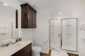 Shower, towels, shampoo - Fully Furnished Retreat Near Tesla Gigafactory and Cotaland Theme Park (Austin)
