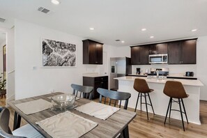 Dining - Fully Furnished Retreat Near Tesla Gigafactory and Cotaland Theme Park (Austin)