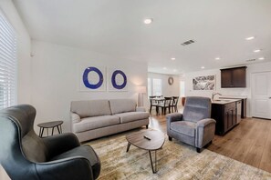 TV - Fully Furnished Retreat Near Tesla Gigafactory and Cotaland Theme Park (Austin)