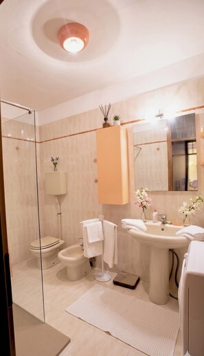 Shower, hair dryer, towels, soap - Casa Macor (Venice)
