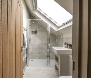 Shower, hair dryer, towels - The Cornstore -  a house that sleeps 6 guests  in 3 bedrooms (Southwold)