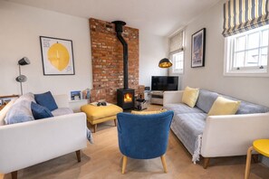 Smart TV, DVD player, video library - The Cornstore -  a house that sleeps 6 guests  in 3 bedrooms (Southwold)