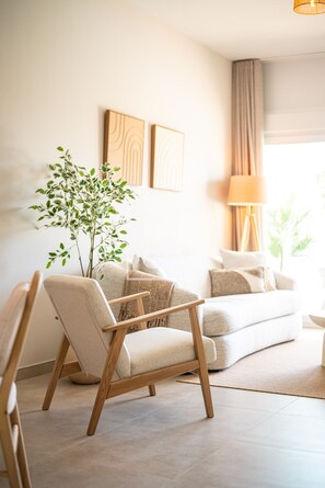 TV - Marina Garden Swim-Up Suite, direct pool access, colourful boho chic resort retreat - by OYOOSTAYS (Pilar de la Horadada)